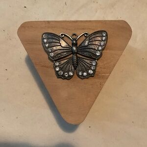 Hinged trinket box with butterfly accent. H260